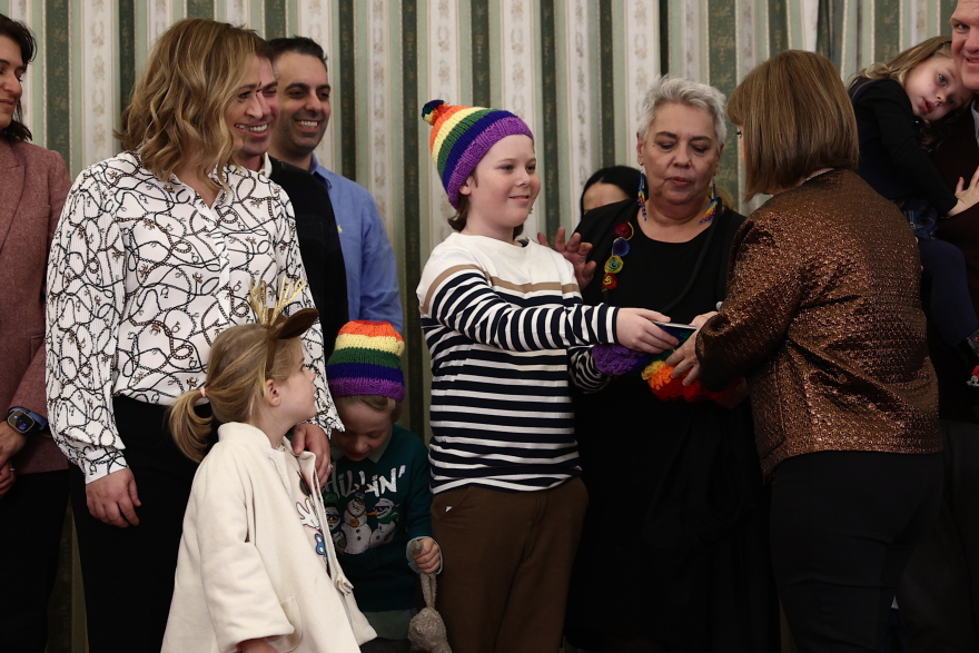 Η μπάντα των Ενόπλων Δυνάμεων, σύλλογος ΛΟΑΤΚΙ+ οικογενειών και μαθητές, είπαν τα κάλαντα στην Σακελλαροπούλου