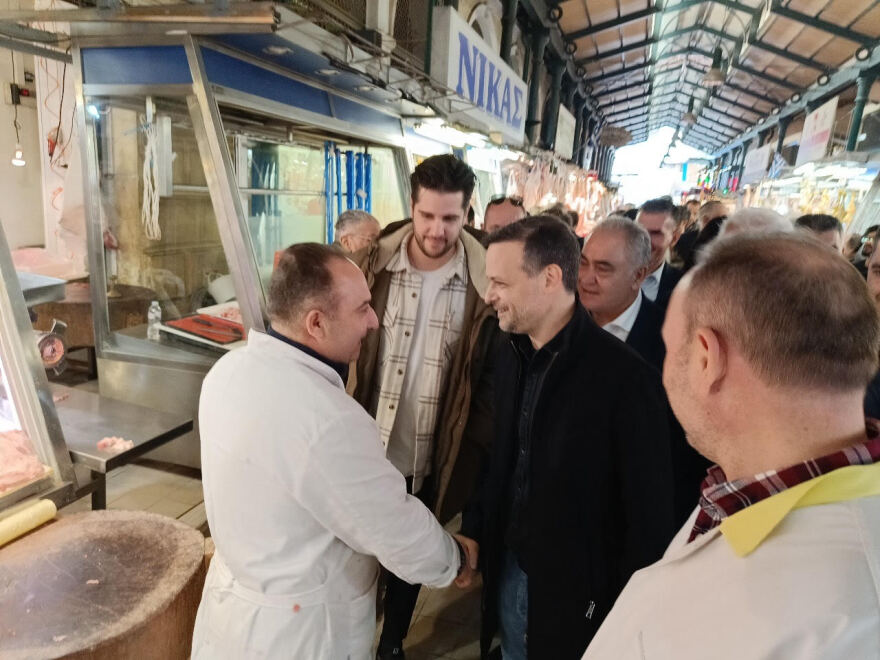 Στο εμπορικό τρίγωνο της Αθήνας και τη Βαρβάκειο Αγορά ο Χάρης Δούκας - Δείτε βίντεο και φωτογραφίες