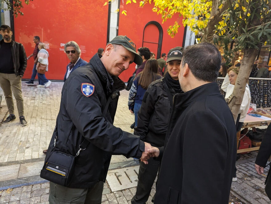 Στο εμπορικό τρίγωνο της Αθήνας και τη Βαρβάκειο Αγορά ο Χάρης Δούκας - Δείτε βίντεο και φωτογραφίες