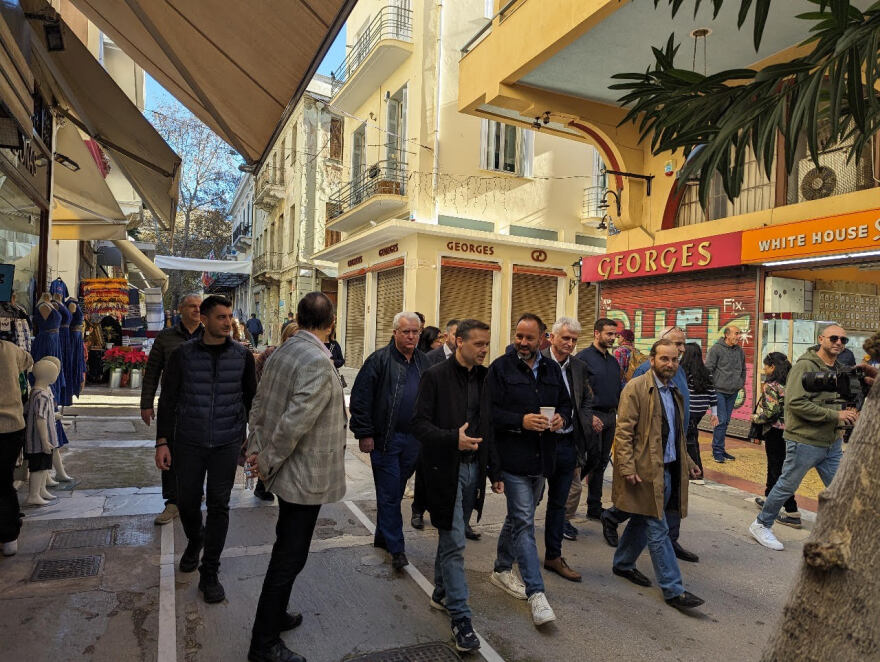 Στο εμπορικό τρίγωνο της Αθήνας και τη Βαρβάκειο Αγορά ο Χάρης Δούκας - Δείτε βίντεο και φωτογραφίες