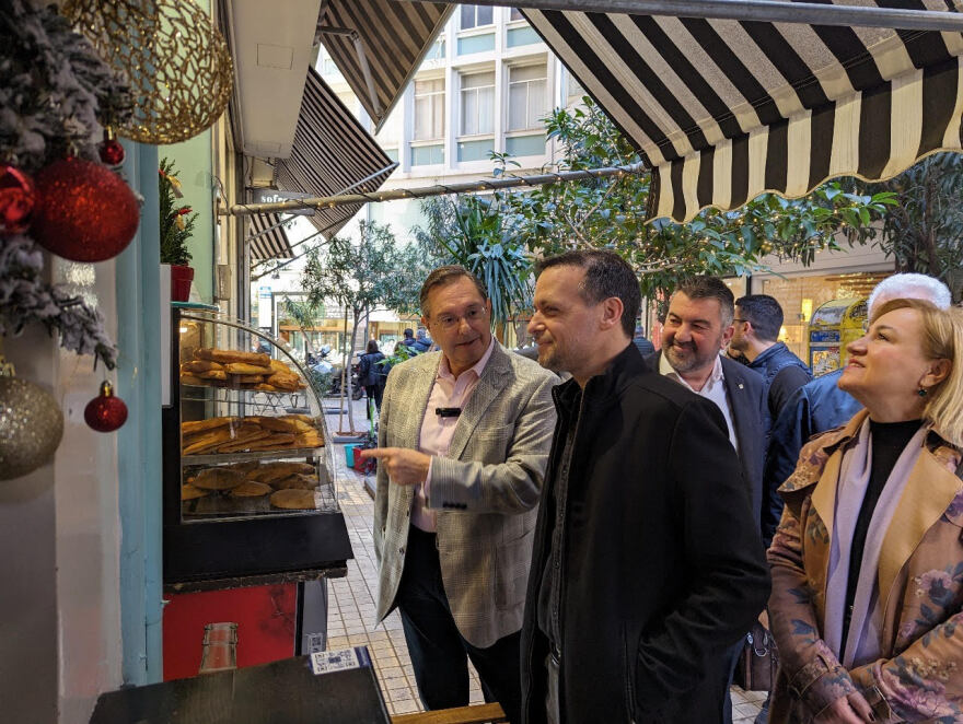 Στο εμπορικό τρίγωνο της Αθήνας και τη Βαρβάκειο Αγορά ο Χάρης Δούκας - Δείτε βίντεο και φωτογραφίες