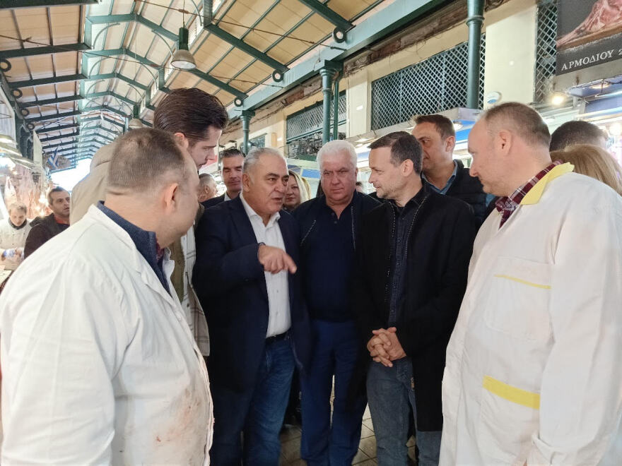 Στο εμπορικό τρίγωνο της Αθήνας και τη Βαρβάκειο Αγορά ο Χάρης Δούκας - Δείτε βίντεο και φωτογραφίες