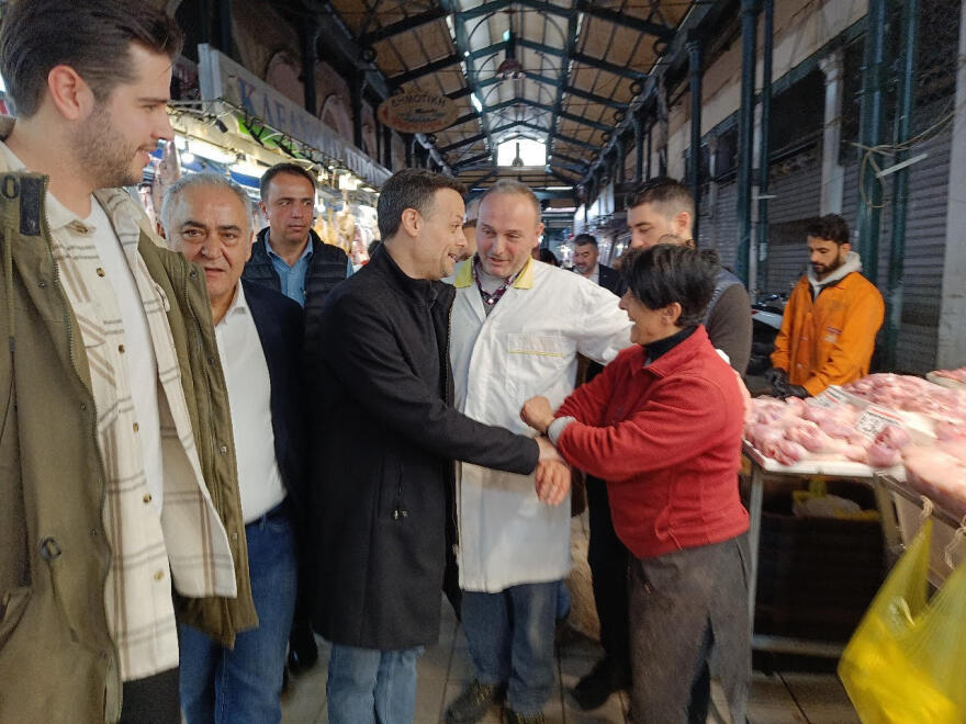 Στο εμπορικό τρίγωνο της Αθήνας και τη Βαρβάκειο Αγορά ο Χάρης Δούκας - Δείτε βίντεο και φωτογραφίες