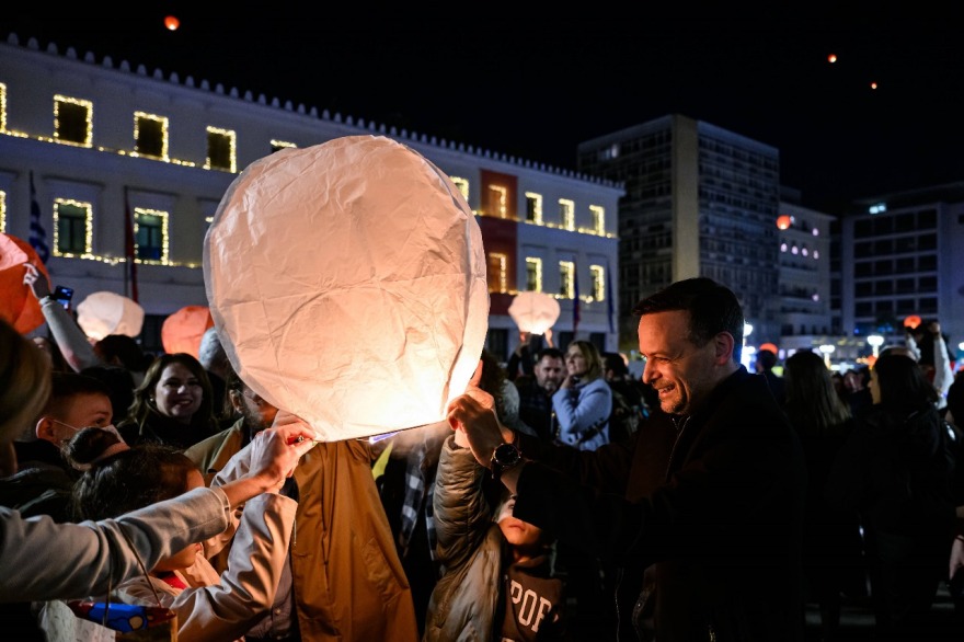 Η «Νύχτα των Ευχών» φώτισε και πάλι την Αθήνα - Εκατοντάδες φαναράκια στον ουρανό