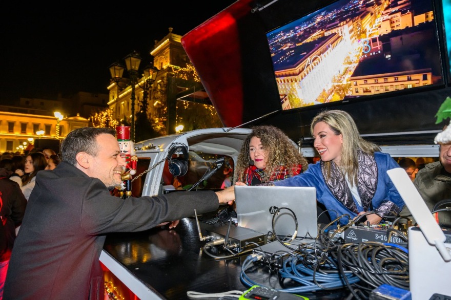 Η «Νύχτα των Ευχών» φώτισε και πάλι την Αθήνα - Εκατοντάδες φαναράκια στον ουρανό