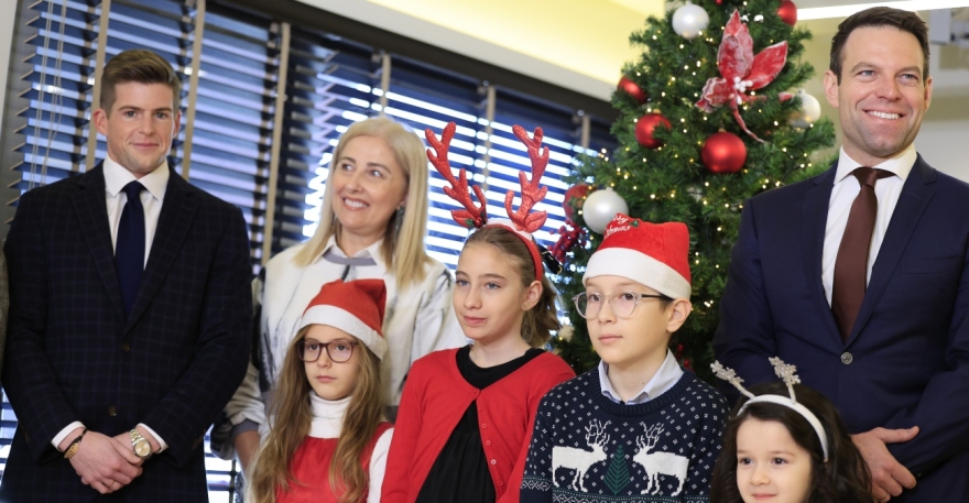 Κασσελάκης: Άκουσε τα κάλαντα με τον Τάιλερ από τον Σύλλογο «Δικταίοι Καστρινοί» - Δείτε βίντεο