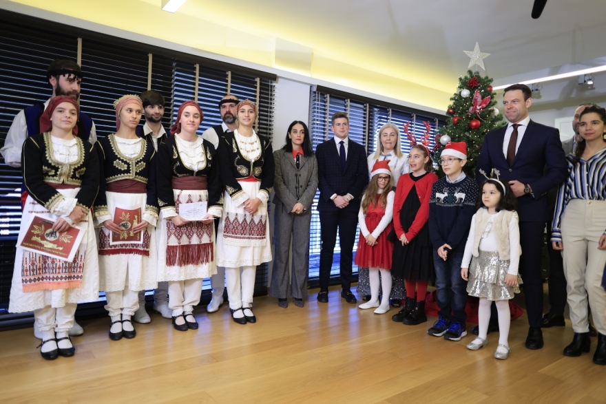 Κασσελάκης: Άκουσε τα κάλαντα με τον Τάιλερ από τον Σύλλογο «Δικταίοι Καστρινοί» - Δείτε βίντεο