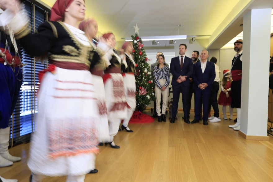 Κασσελάκης: Άκουσε τα κάλαντα με τον Τάιλερ από τον Σύλλογο «Δικταίοι Καστρινοί» - Δείτε βίντεο