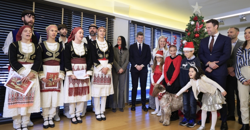 Κασσελάκης: Άκουσε τα κάλαντα με τον Τάιλερ από τον Σύλλογο «Δικταίοι Καστρινοί» - Δείτε βίντεο