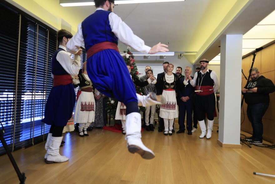 Κασσελάκης: Άκουσε τα κάλαντα με τον Τάιλερ από τον Σύλλογο «Δικταίοι Καστρινοί» - Δείτε βίντεο