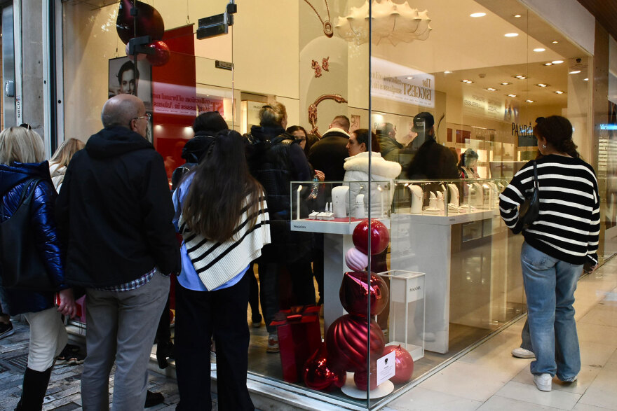 Αθήνα: Πλήθος κόσμου στο κέντρο για τα τελευταία ψώνια πριν τα Χριστούγεννα - Δείτε εικόνες