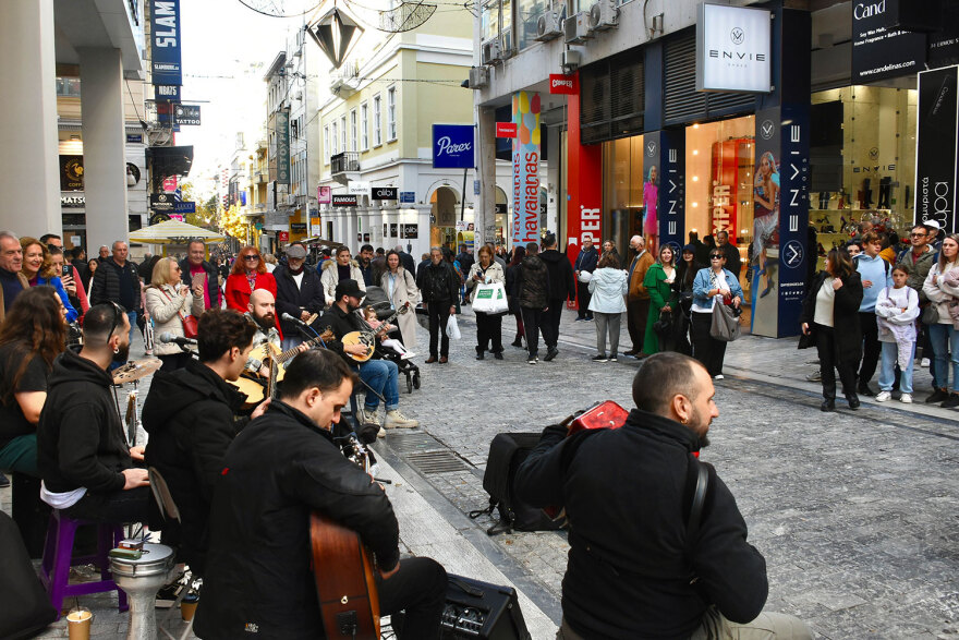 Αθήνα: Πλήθος κόσμου στο κέντρο για τα τελευταία ψώνια πριν τα Χριστούγεννα - Δείτε εικόνες