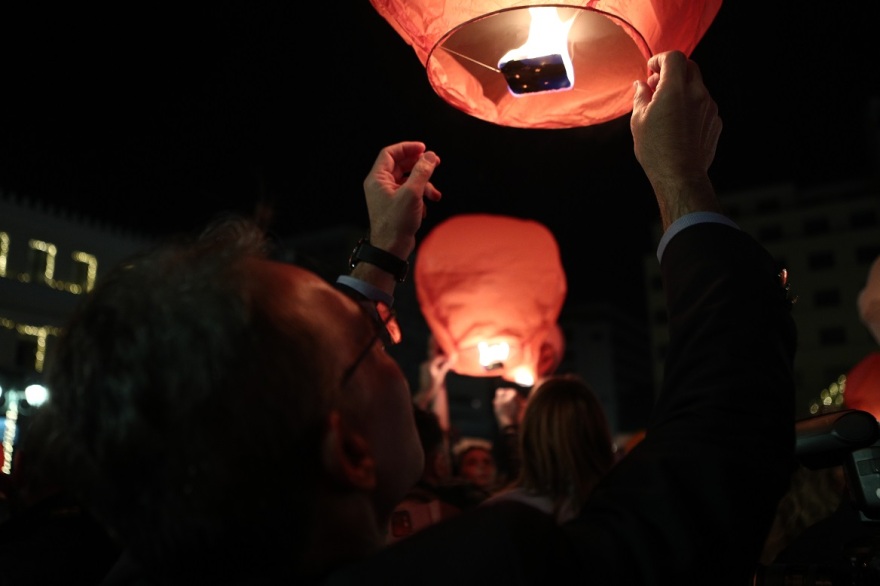 Η «Νύχτα των Ευχών» φώτισε και πάλι την Αθήνα - Εκατοντάδες φαναράκια στον ουρανό