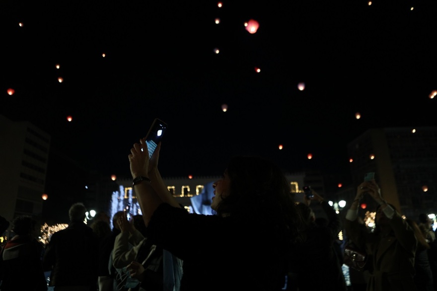 Η «Νύχτα των Ευχών» φώτισε και πάλι την Αθήνα - Εκατοντάδες φαναράκια στον ουρανό