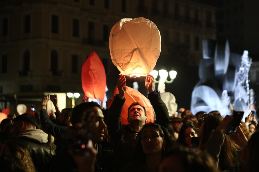 Η «Νύχτα των Ευχών» φώτισε και πάλι την Αθήνα - Εκατοντάδες φαναράκια στον ουρανό