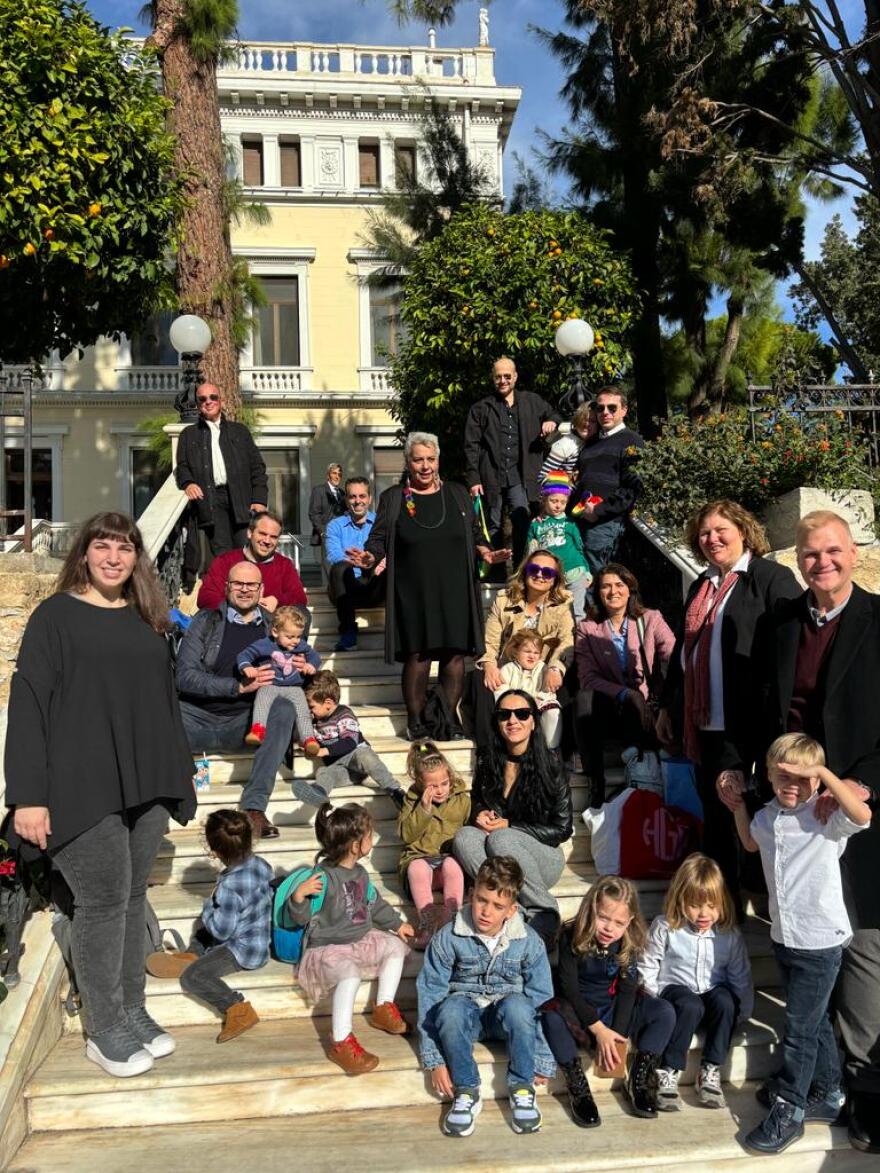 Η μπάντα των Ενόπλων Δυνάμεων, σύλλογος ΛΟΑΤΚΙ+ οικογενειών και μαθητές, είπαν τα κάλαντα στην Σακελλαροπούλου