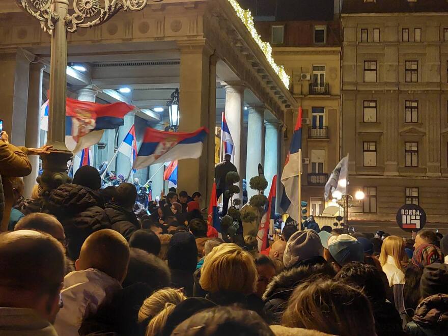 Νέες διαδηλώσεις της αντιπολίτευσης στη Σερβία για τις εκλογές – Επιχείρησαν να καταλάβουν το δημαρχείο