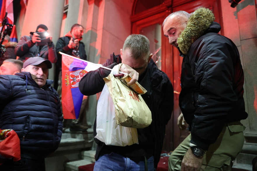 Νέες διαδηλώσεις της αντιπολίτευσης στη Σερβία για τις εκλογές – Επιχείρησαν να καταλάβουν το δημαρχείο