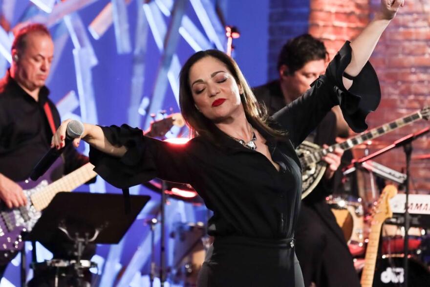 Παραμονή Χριστουγέννων με τον Χρήστο Φερεντίνο στον ΣΚΑΪ - Οι λαμπεροί καλεσμένοι