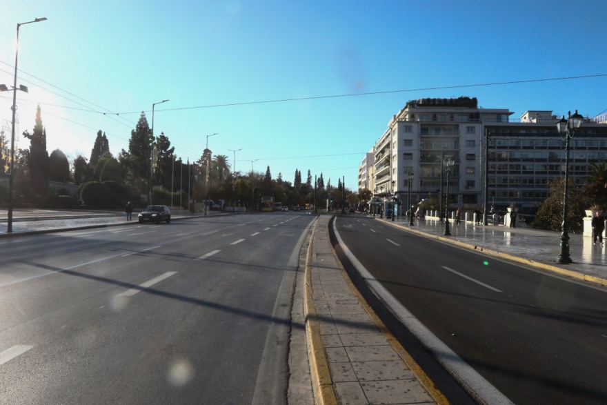 Χριστούγεννα: Άδεια η Αθήνα το πρωί – Δείτε φωτογραφίες