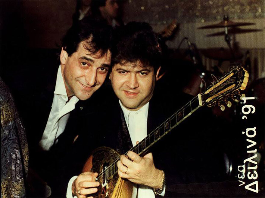 Η άλλη πλευρά ενός μεγάλου λαϊκού ερμηνευτή: Ο Βασίλης Καρράς είχε γράψει στίχους και μουσική για 150 τραγούδια