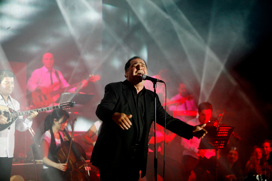 Βασίλης Καρράς: 10 από τα αξέχαστα τραγούδια του - Την Τρίτη το λαϊκό προσκύνημα, την Τετάρτη η κηδεία