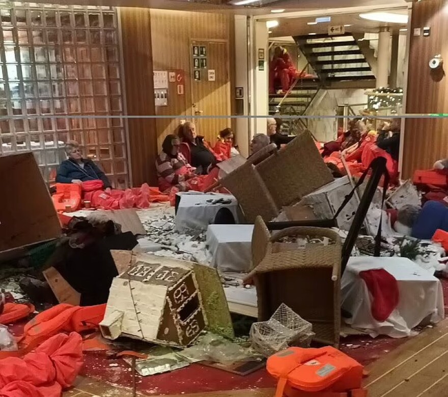 Δείτε βίντεο: Πανικός σε κρουαζιερόπλοιο στη Βόρεια Θάλασσα  με κύματα 20 μέτρων, φωνές και επιβάτες με σωσίβια