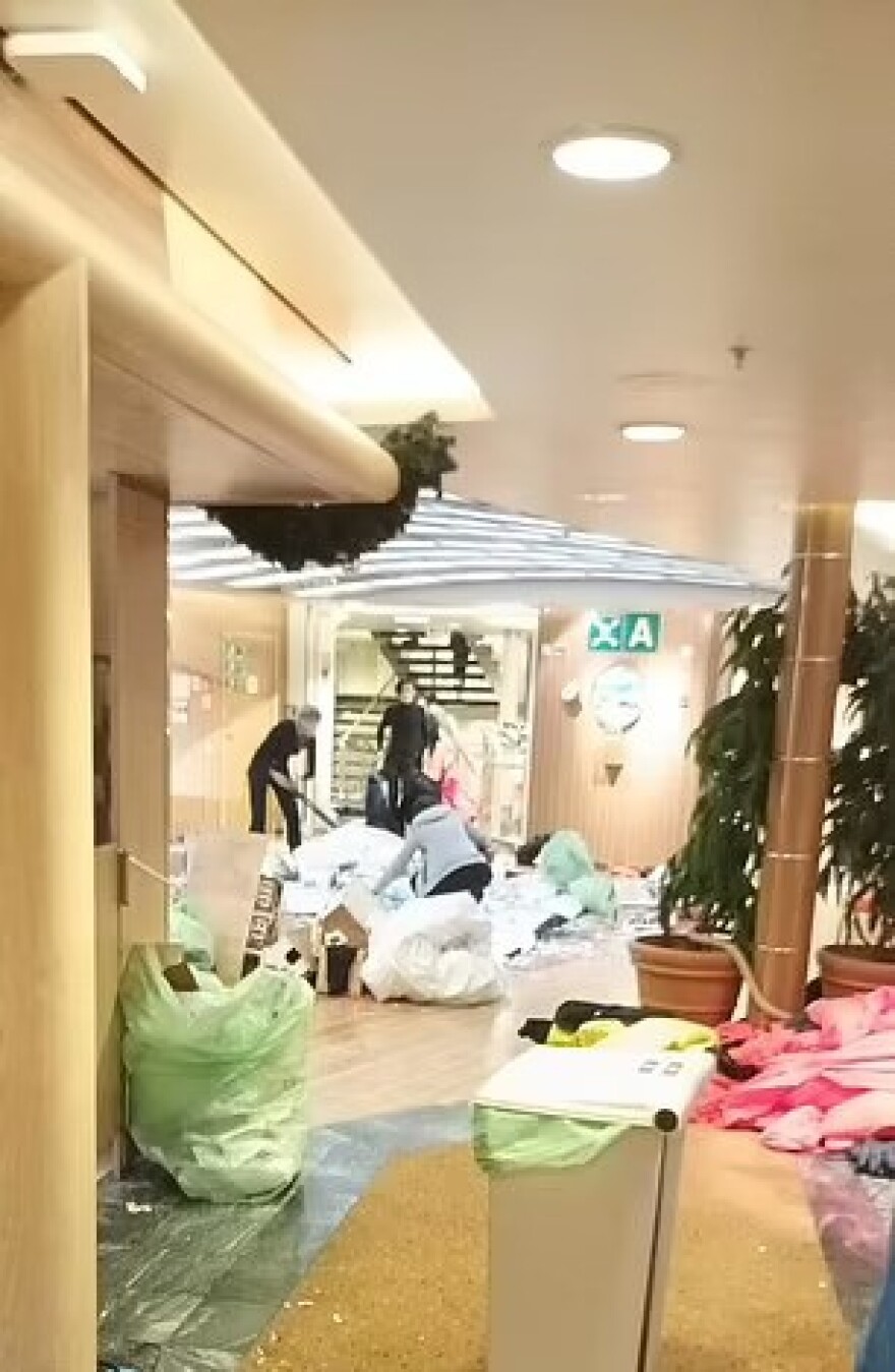 Δείτε βίντεο: Πανικός σε κρουαζιερόπλοιο στη Βόρεια Θάλασσα  με κύματα 20 μέτρων, φωνές και επιβάτες με σωσίβια