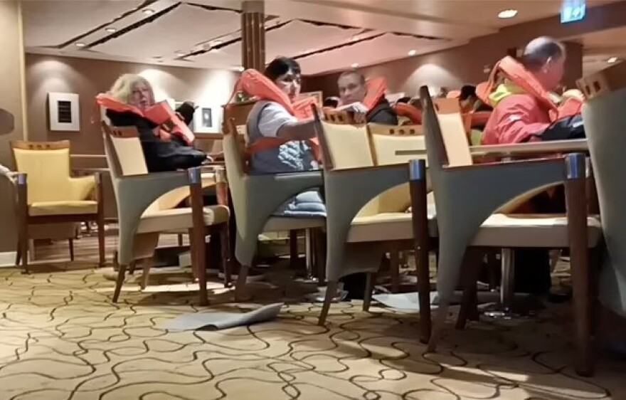 Δείτε βίντεο: Πανικός σε κρουαζιερόπλοιο στη Βόρεια Θάλασσα  με κύματα 20 μέτρων, φωνές και επιβάτες με σωσίβια