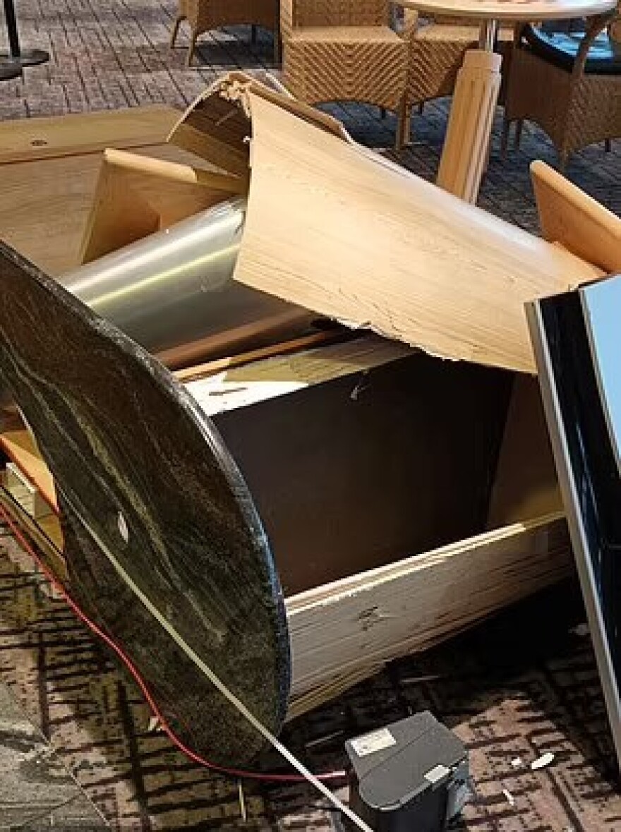 Δείτε βίντεο: Πανικός σε κρουαζιερόπλοιο στη Βόρεια Θάλασσα  με κύματα 20 μέτρων, φωνές και επιβάτες με σωσίβια