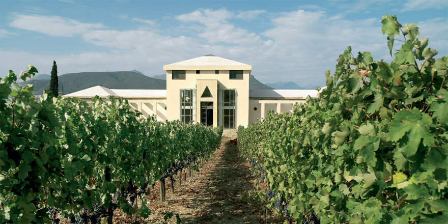 Πλειστηριασμοί το 2024: Ποιοι εφοπλιστές, επιχειρηματίες και ξενοδόχοι χάνουν τα ακίνητά τους