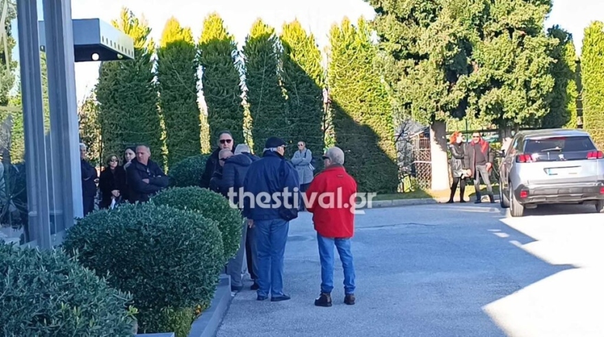 Βασίλης Καρράς: Την Τρίτη σε λαϊκό προσκύνημα η σορός του - Υποβασταζόμενες η σύζυγος και η κόρη του - Δείτε βίντεο