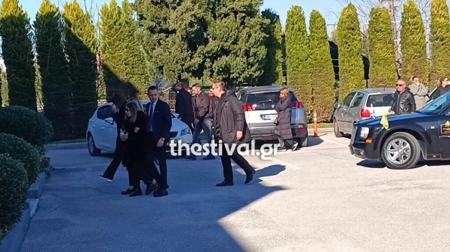 Βασίλης Καρράς: Την Τρίτη σε λαϊκό προσκύνημα η σορός του - Υποβασταζόμενες η σύζυγος και η κόρη του - Δείτε βίντεο