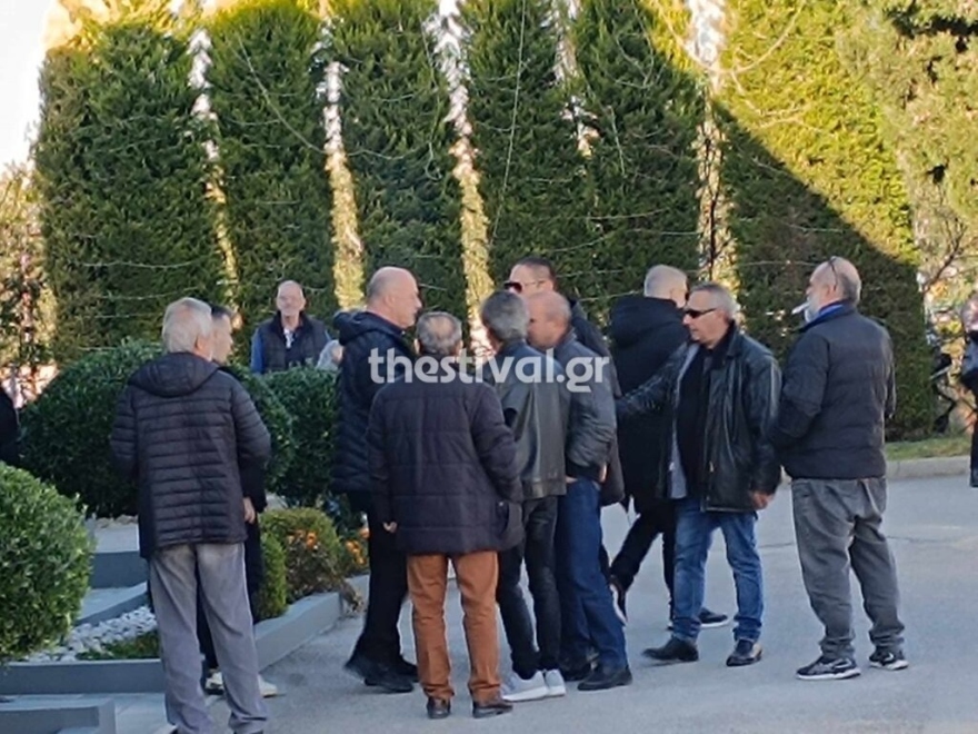 Βασίλης Καρράς: Την Τρίτη σε λαϊκό προσκύνημα η σορός του - Υποβασταζόμενες η σύζυγος και η κόρη του - Δείτε βίντεο