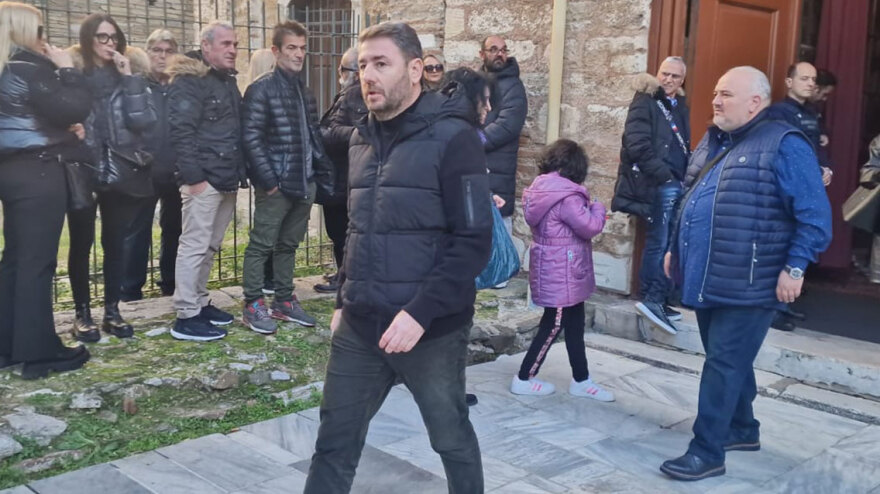 Βασίλης Καρράς: Ποιοι επώνυμοι έδωσαν το «παρών» στην κηδεία του - Συντετριμμένοι η Δημητρίου και ο Αργυρός