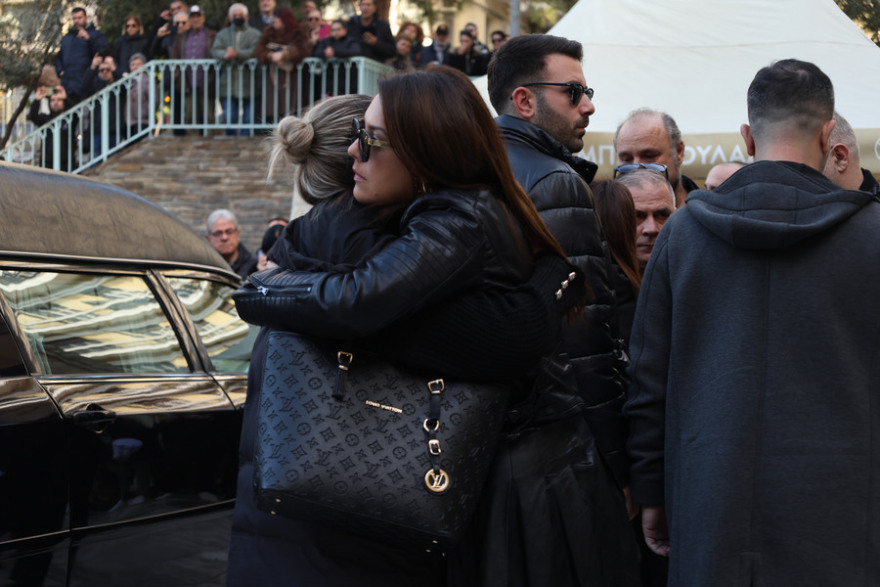 Βασίλης Καρράς: Η Θεσσαλονίκη τον αποχαιρέτησε - Η εξόδιος ακολουθία μέσα από βίντεο και φωτογραφίες