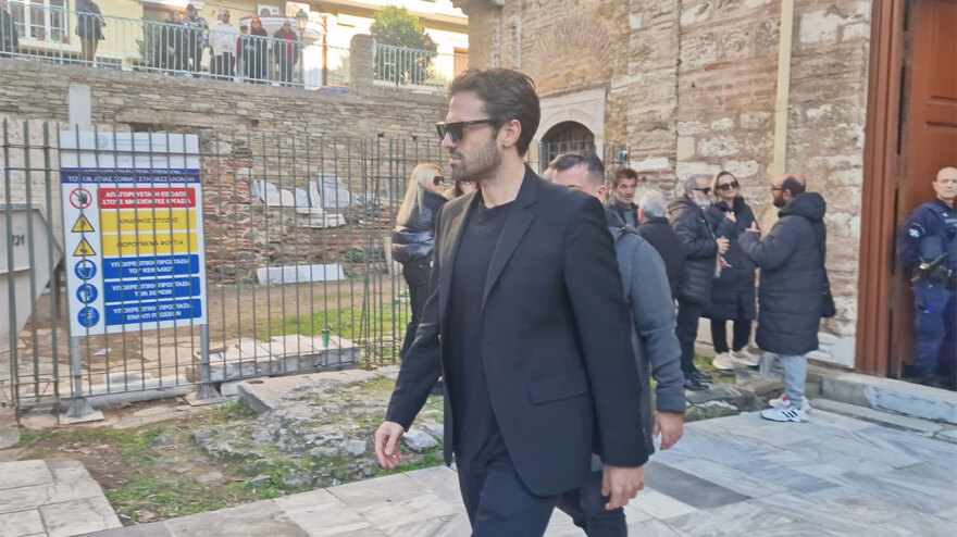 Βασίλης Καρράς: Η στιγμή που ο Αργυρός φτάνει στην εκκλησία και αφήνει λουλούδια - Βίντεο και φωτογραφίες