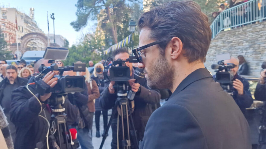 Βασίλης Καρράς: Η στιγμή που ο Αργυρός φτάνει στην εκκλησία και αφήνει λουλούδια - Βίντεο και φωτογραφίες