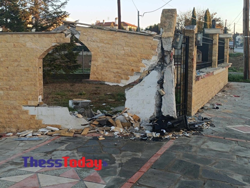 Τραγωδία στη Θεσσαλονίκη: Νεκρός 24χρονος σε τροχαίο – Το ΙΧ του καρφώθηκε σε τοίχο