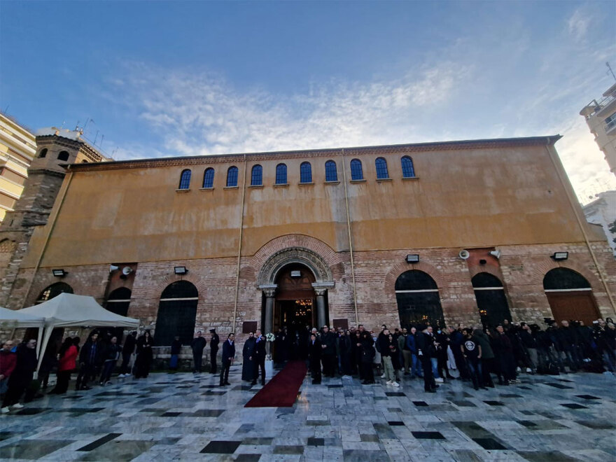 Δείτε βίντεο: Συγκίνηση στην εξόδιο ακολουθία του Βασίλη Καρρά - Μουσικοί τον αποχαιρέτησαν με τραγούδια του