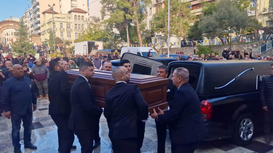 Δείτε βίντεο: Συγκίνηση στην εξόδιο ακολουθία του Βασίλη Καρρά - Μουσικοί τον αποχαιρέτησαν με τραγούδια του