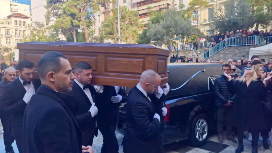 Δείτε βίντεο: Συγκίνηση στην εξόδιο ακολουθία του Βασίλη Καρρά - Μουσικοί τον αποχαιρέτησαν με τραγούδια του