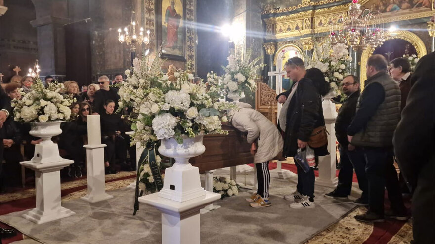 Δείτε βίντεο: Συγκίνηση στην εξόδιο ακολουθία του Βασίλη Καρρά - Μουσικοί τον αποχαιρέτησαν με τραγούδια του