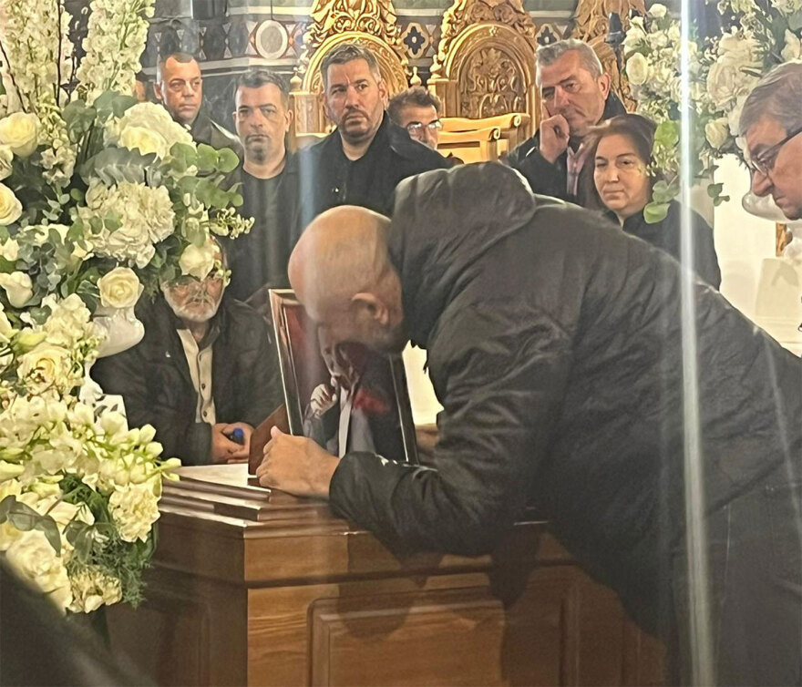 Δείτε βίντεο: Συγκίνηση στην εξόδιο ακολουθία του Βασίλη Καρρά - Μουσικοί τον αποχαιρέτησαν με τραγούδια του