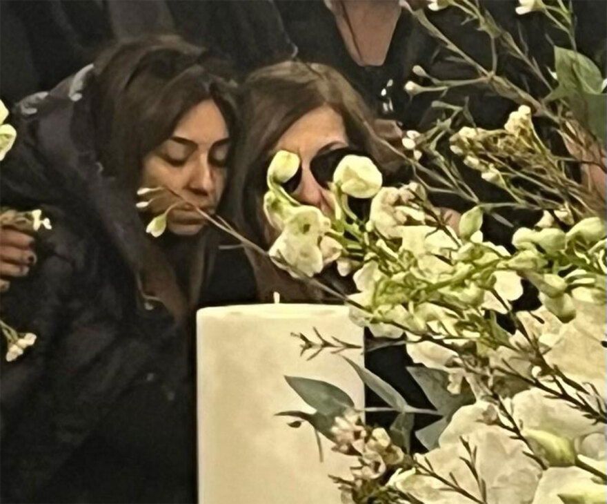 Δείτε βίντεο: Συγκίνηση στην εξόδιο ακολουθία του Βασίλη Καρρά - Μουσικοί τον αποχαιρέτησαν με τραγούδια του