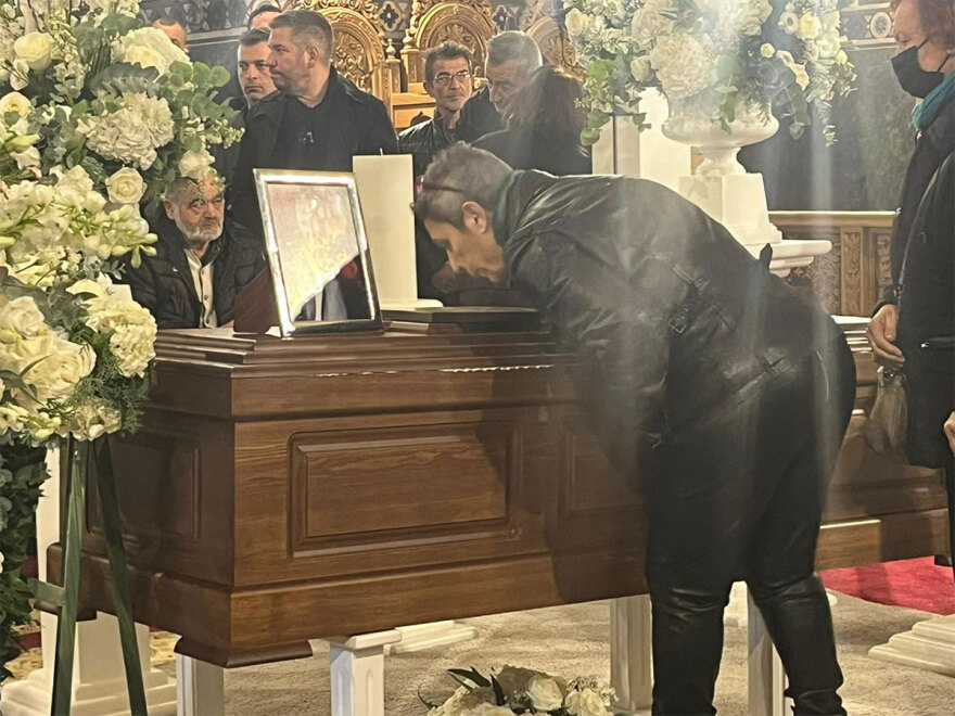 Δείτε βίντεο: Συγκίνηση στην εξόδιο ακολουθία του Βασίλη Καρρά - Μουσικοί τον αποχαιρέτησαν με τραγούδια του