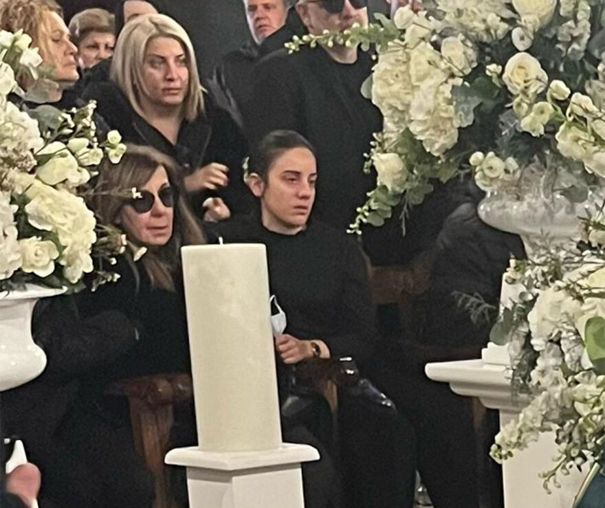 Δείτε βίντεο: Συγκίνηση στην εξόδιο ακολουθία του Βασίλη Καρρά - Μουσικοί τον αποχαιρέτησαν με τραγούδια του