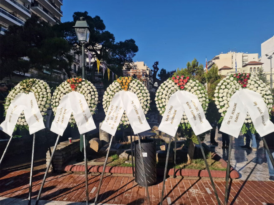 Δείτε βίντεο: Συγκίνηση στην εξόδιο ακολουθία του Βασίλη Καρρά - Μουσικοί τον αποχαιρέτησαν με τραγούδια του