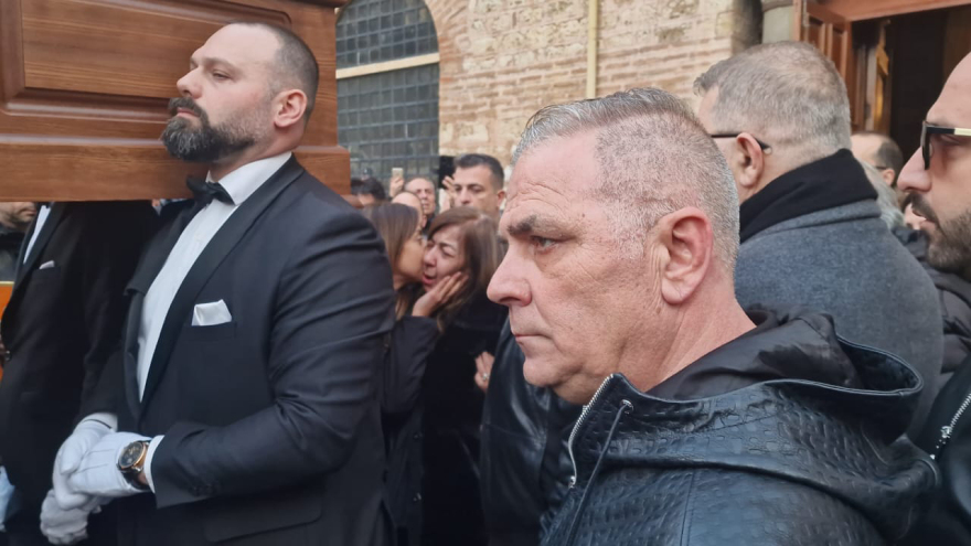 Δείτε βίντεο: Συγκίνηση στην εξόδιο ακολουθία του Βασίλη Καρρά - Μουσικοί τον αποχαιρέτησαν με τραγούδια του