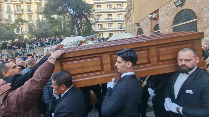 Δείτε βίντεο: Συγκίνηση στην εξόδιο ακολουθία του Βασίλη Καρρά - Μουσικοί τον αποχαιρέτησαν με τραγούδια του